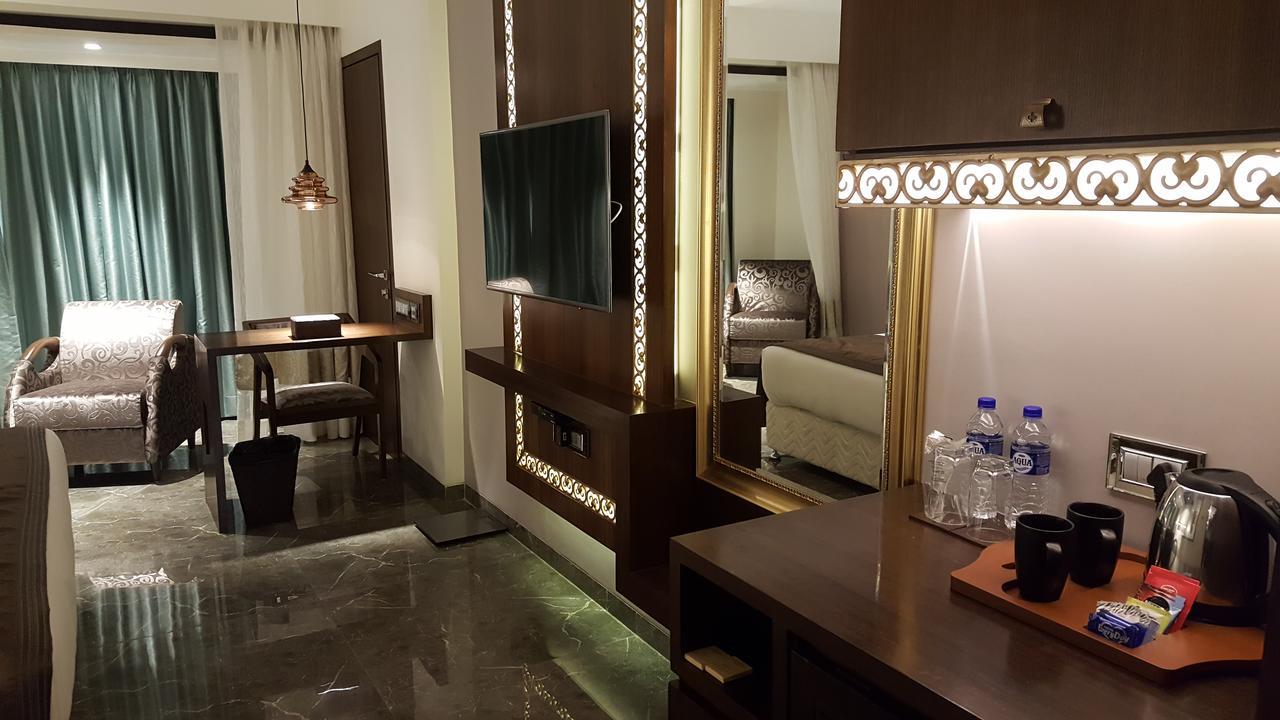 Hotel Peninsula Redpine Mumbai Exterior foto